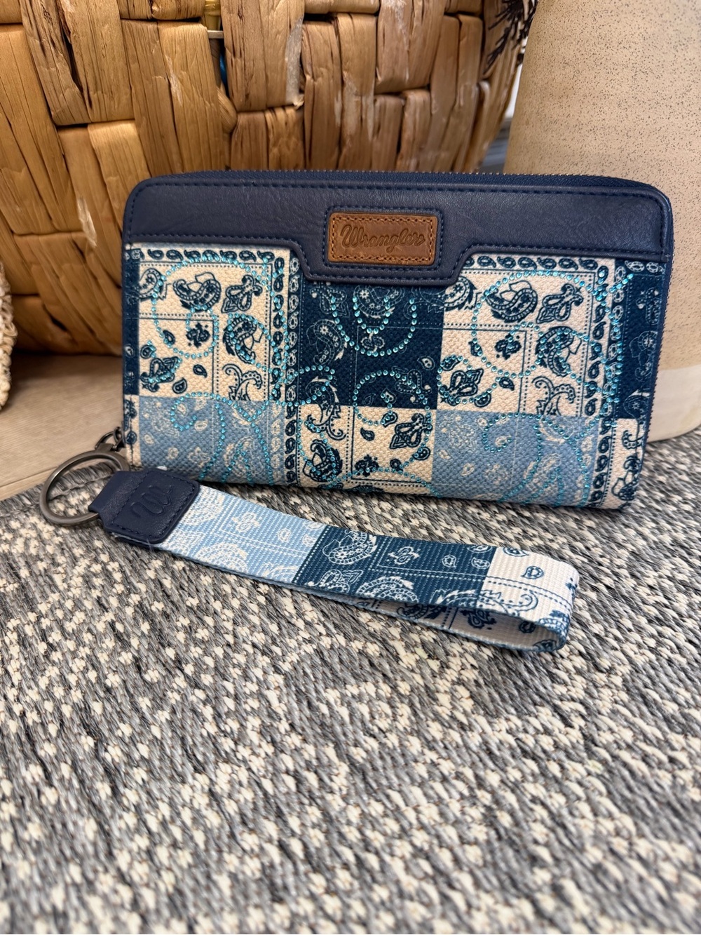 New Wrangler Women’s Patchwork Paisley Wallet Wristlet Wallet Boho Western Large - Picture 4 of 16